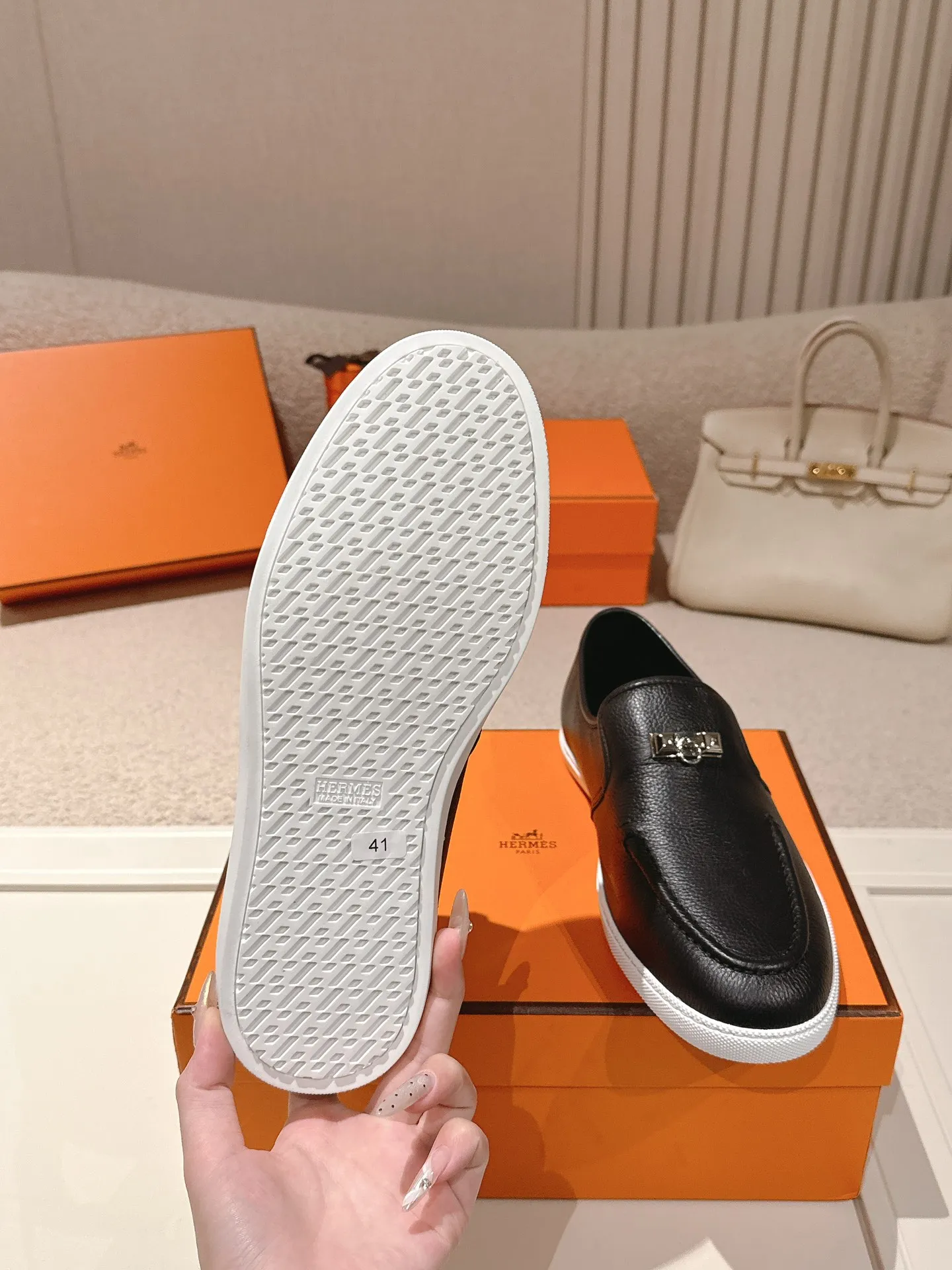Men's Men's Shoes 600💰 Hermes# Couple Studded Loafers Calfskin and suede goatskin lace-up free sneakers with signature "H" detail. The design is simple and smooth, creating a fashionable urban look. It is comfortable and versatile. H family classics are not outdated, and the delivery counter is exquisitely packaged🛍📦 Fabric: Original customized imported first-layer cowhide/cow down Lining: Imported soft sheepskin Sole: Original open-molded anti-slip TPU material Size: 35-45